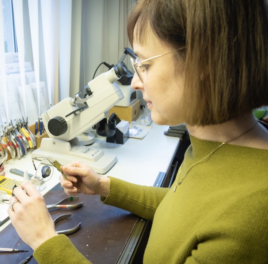 Pia Wolf arbeitet in der Werkstatt an einer Brille.